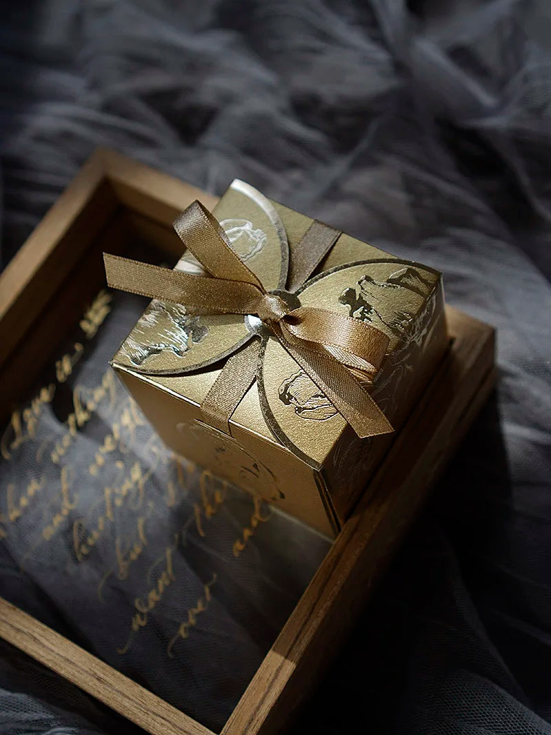 Scatole regalo in cartone con fiori di tulipani e caramelle.