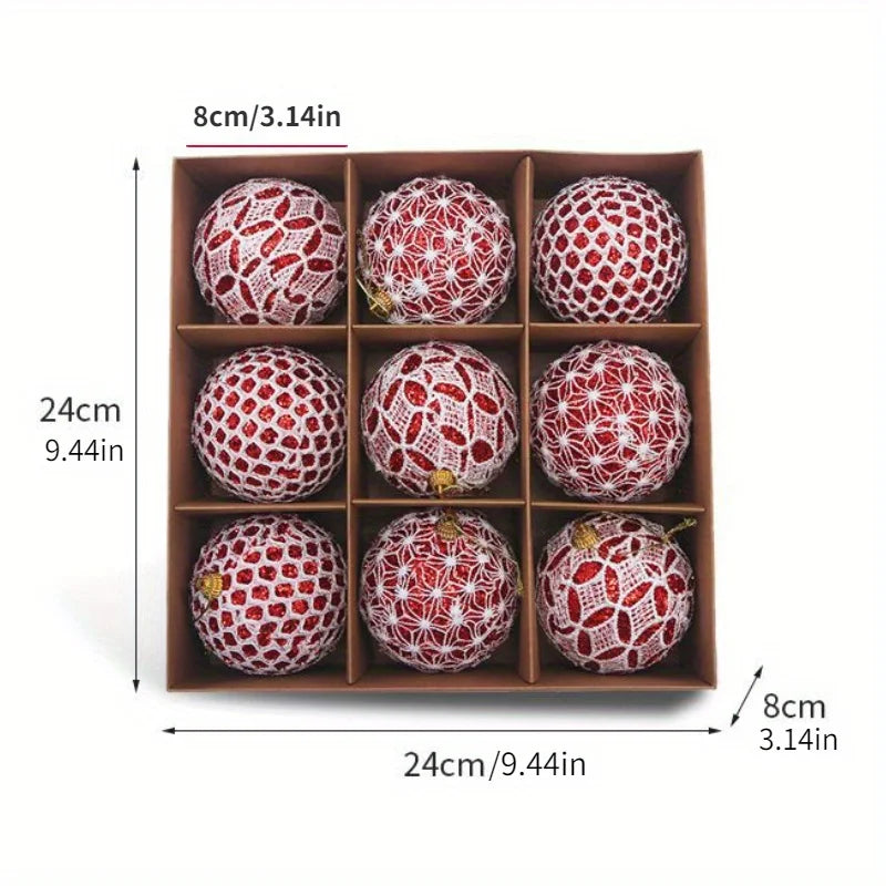 Scatola regalo con palline di Natale colorate.