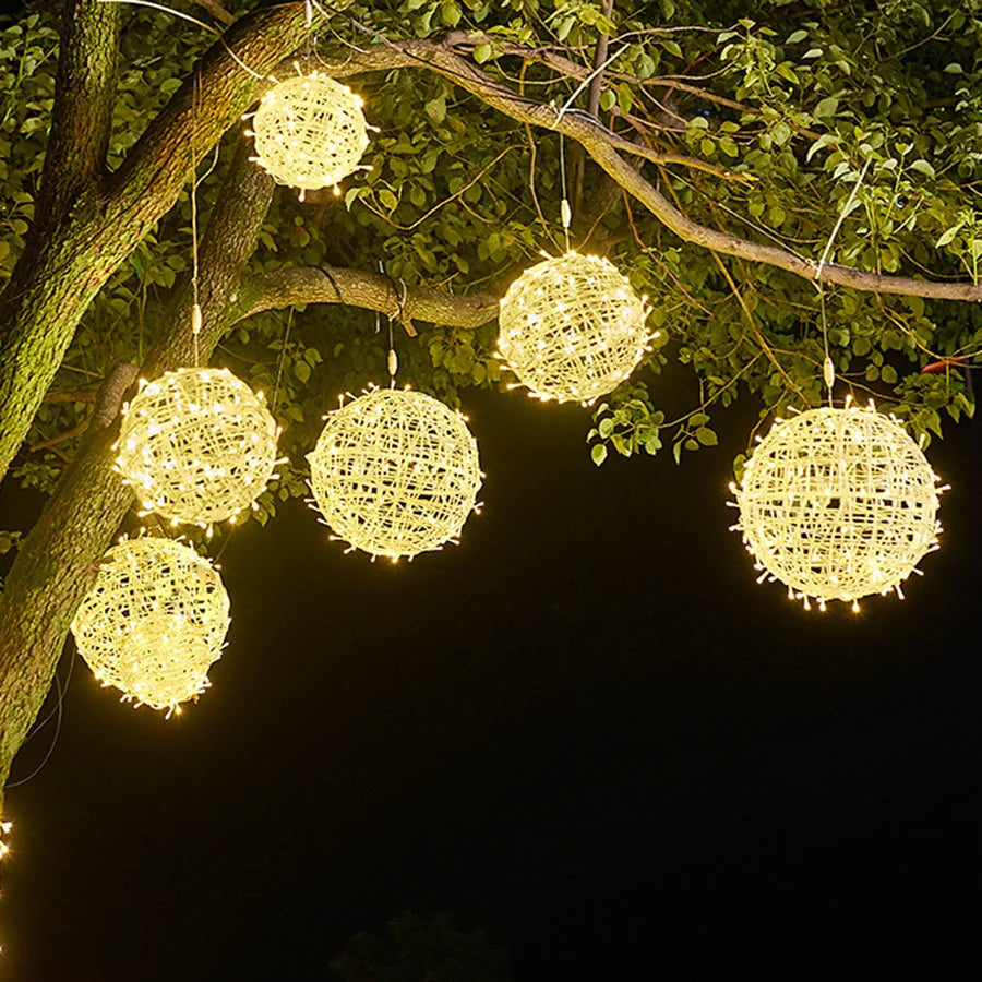 Luci di Natale a LED con sfere in rattan da esterno, 20 cm e 30 cm.