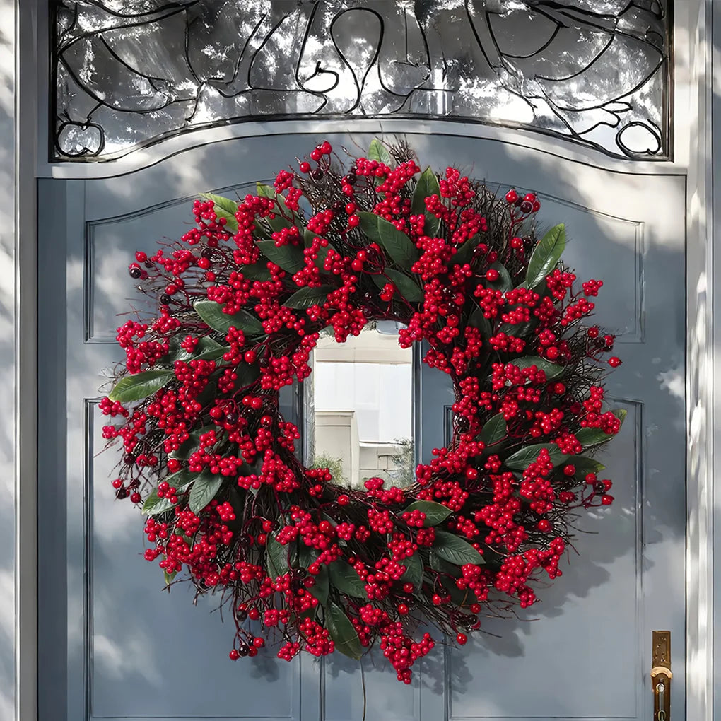 Ghirlande natalizie con foglie di cipresso e bacche rosse di pino.