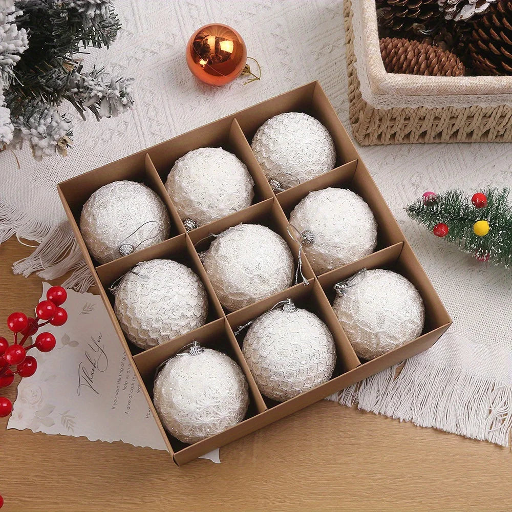 Scatola regalo con palline di Natale colorate.