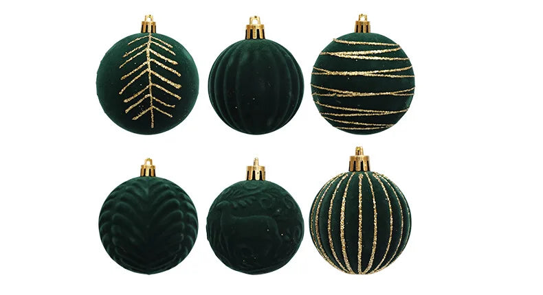 Decorazioni natalizie con palline rosso vino e albero di Natale bianco e verde scuro.