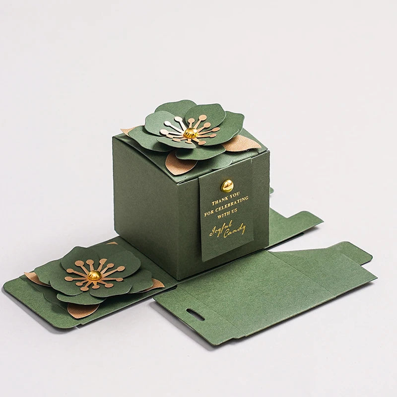 Scatola portaconfetti per matrimonio, verde, creativa, quadrata, personalizzata con fiori.