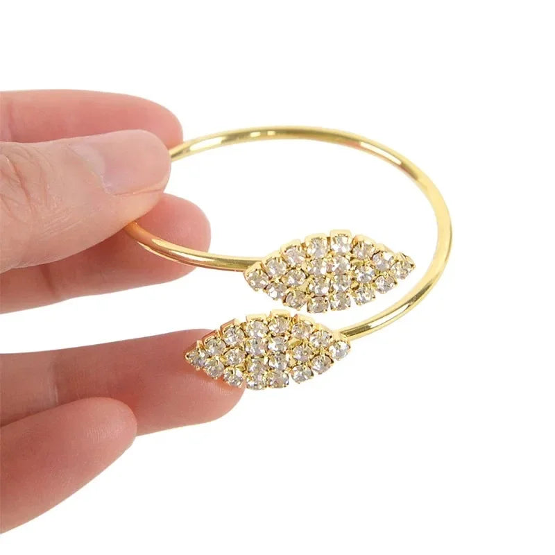 Serviettenringe mit Blättern, elegante Tischdekoration aus Blattgold und Splittern.