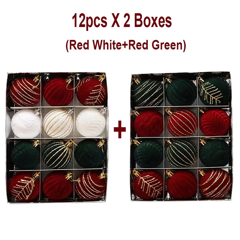 Decorazioni natalizie con palline rosso vino e albero di Natale bianco e verde scuro.