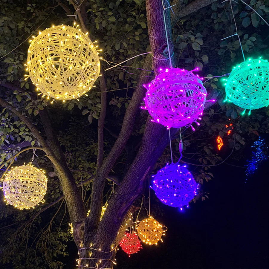 Luci di Natale a LED con sfere in rattan da esterno, 20 cm e 30 cm.