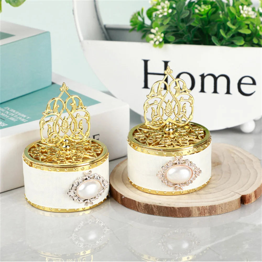 Elegante Süßigkeiten-Geschenkbox in Goldweiß.