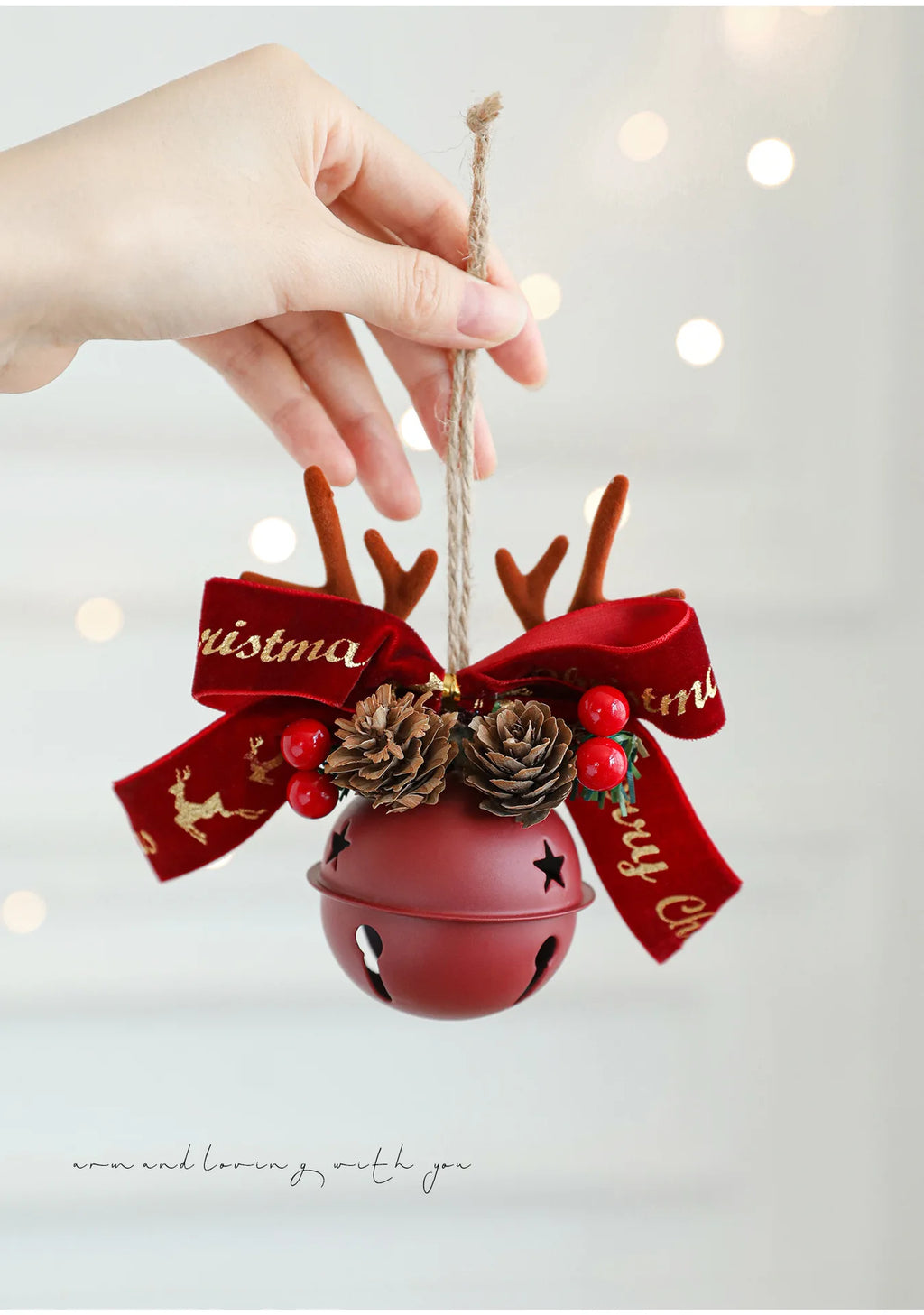 Campanelli di Natale, corna, fiocchi, pigne, albero di Natale.