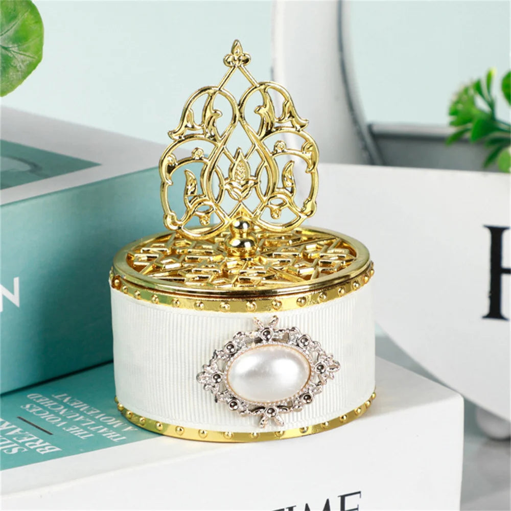 Elegante Süßigkeiten-Geschenkbox in Goldweiß.