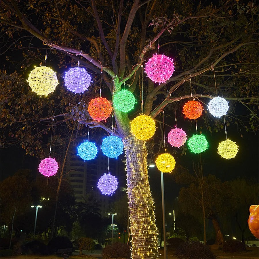 Luci di Natale a LED con sfere in rattan da esterno, 20 cm e 30 cm.