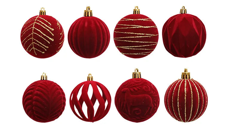 Decorazioni natalizie con palline rosso vino e albero di Natale bianco e verde scuro.