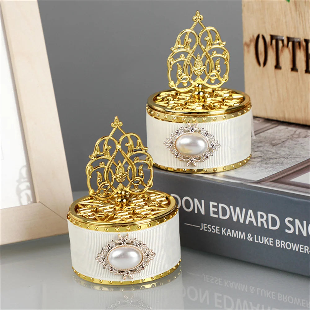 Elegante Süßigkeiten-Geschenkbox in Goldweiß.