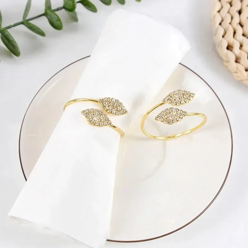 Serviettenringe mit Blättern, elegante Tischdekoration aus Blattgold und Splittern.