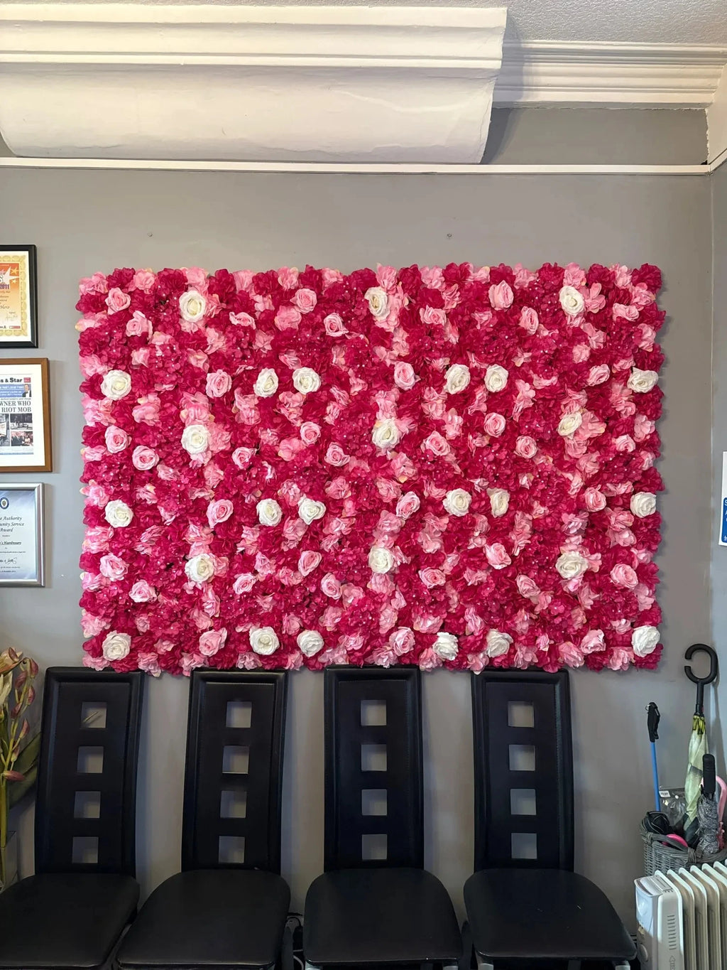 Sfondo decorativo per pareti con fiori artificiali di rose di seta rosa