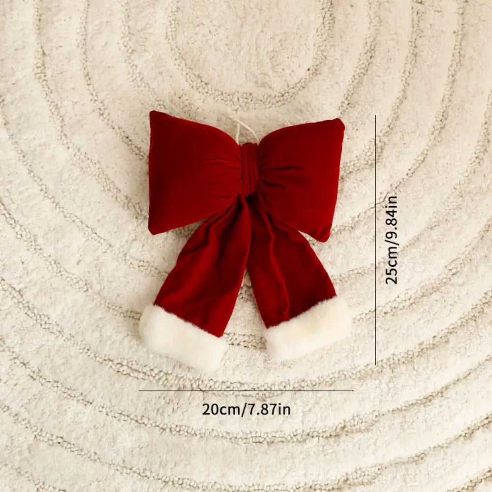 Decorazione natalizia con fiocchi rossi di grandi dimensioni per la punta dell'albero.