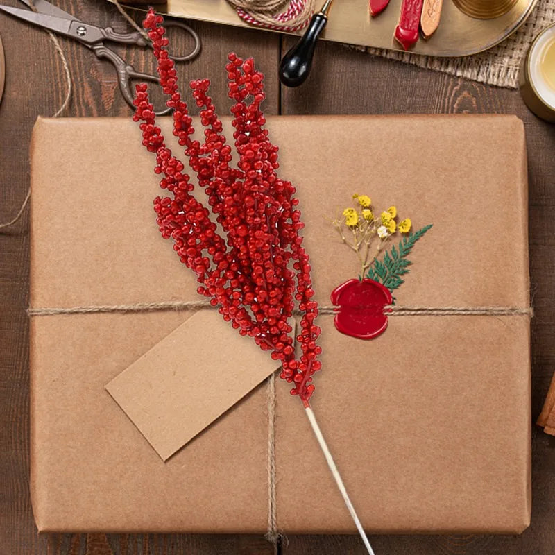 Nuovo ramo di agrifoglio artificiale con bacche rosse natalizie, decorazione per la casa. 