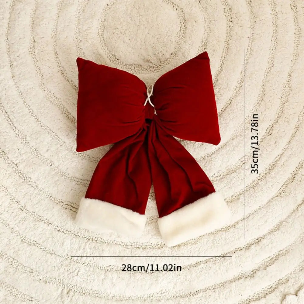 Decorazione natalizia con fiocchi rossi di grandi dimensioni per la punta dell'albero.