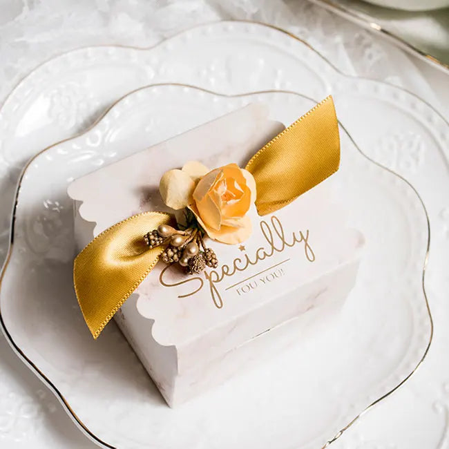 Scatola porta caramelle con fiori, quadrata, rosa, nastro, sacchetto di carta, 5 pezzi.