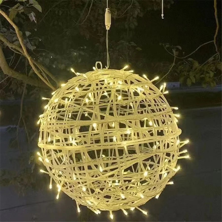 Luci di Natale a LED con sfere in rattan da esterno, 20 cm e 30 cm.
