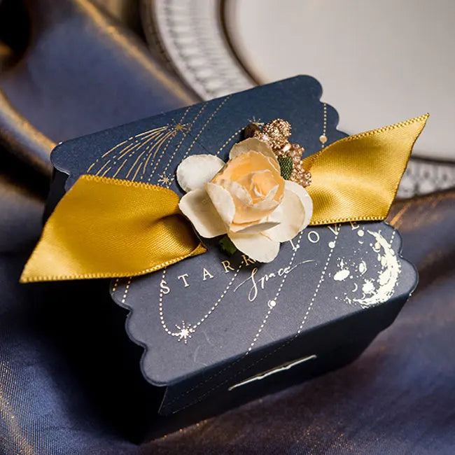 Scatola porta caramelle con fiori, quadrata, rosa, nastro, sacchetto di carta, 5 pezzi.