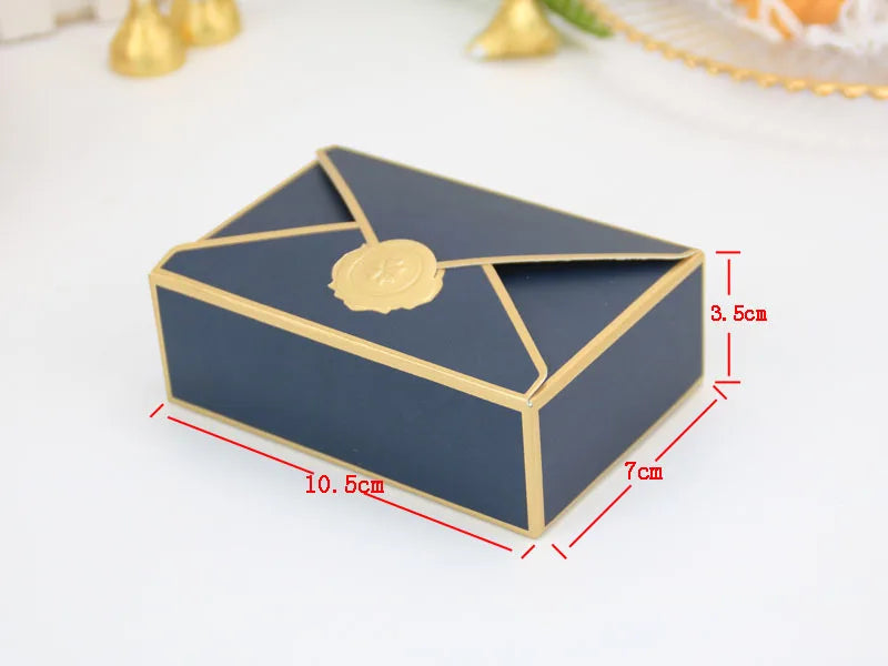 Nuove scatole regalo a forma di busta per bomboniere di nozze.