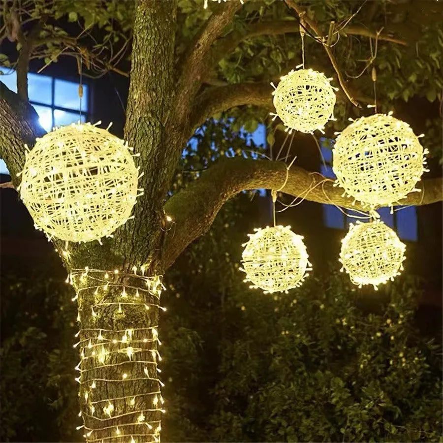 Luci di Natale a LED con sfere in rattan da esterno, 20 cm e 30 cm.