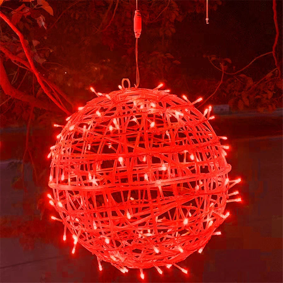 Luci di Natale a LED con sfere in rattan da esterno, 20 cm e 30 cm.
