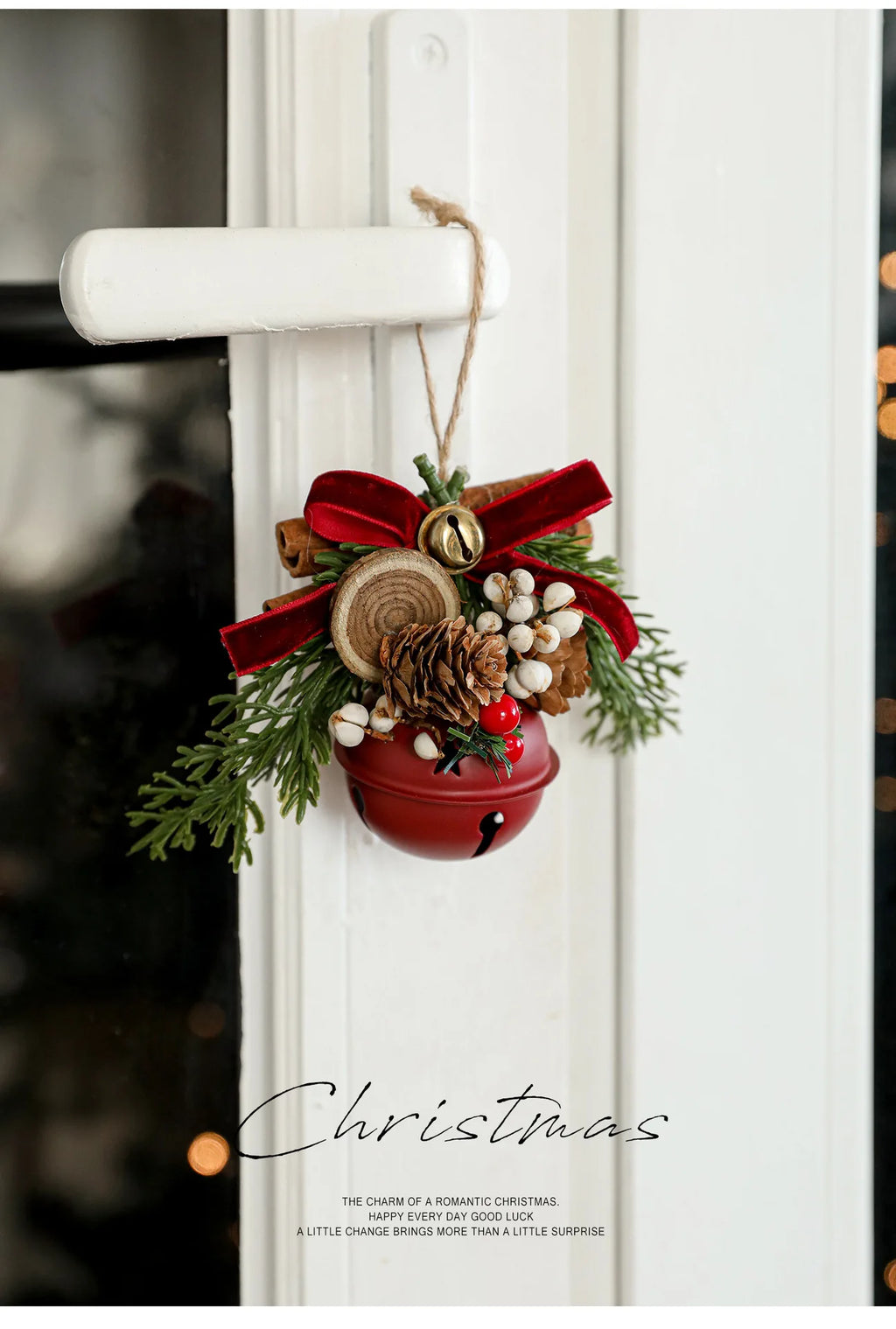 Campanelli di Natale, corna, fiocchi, pigne, albero di Natale.