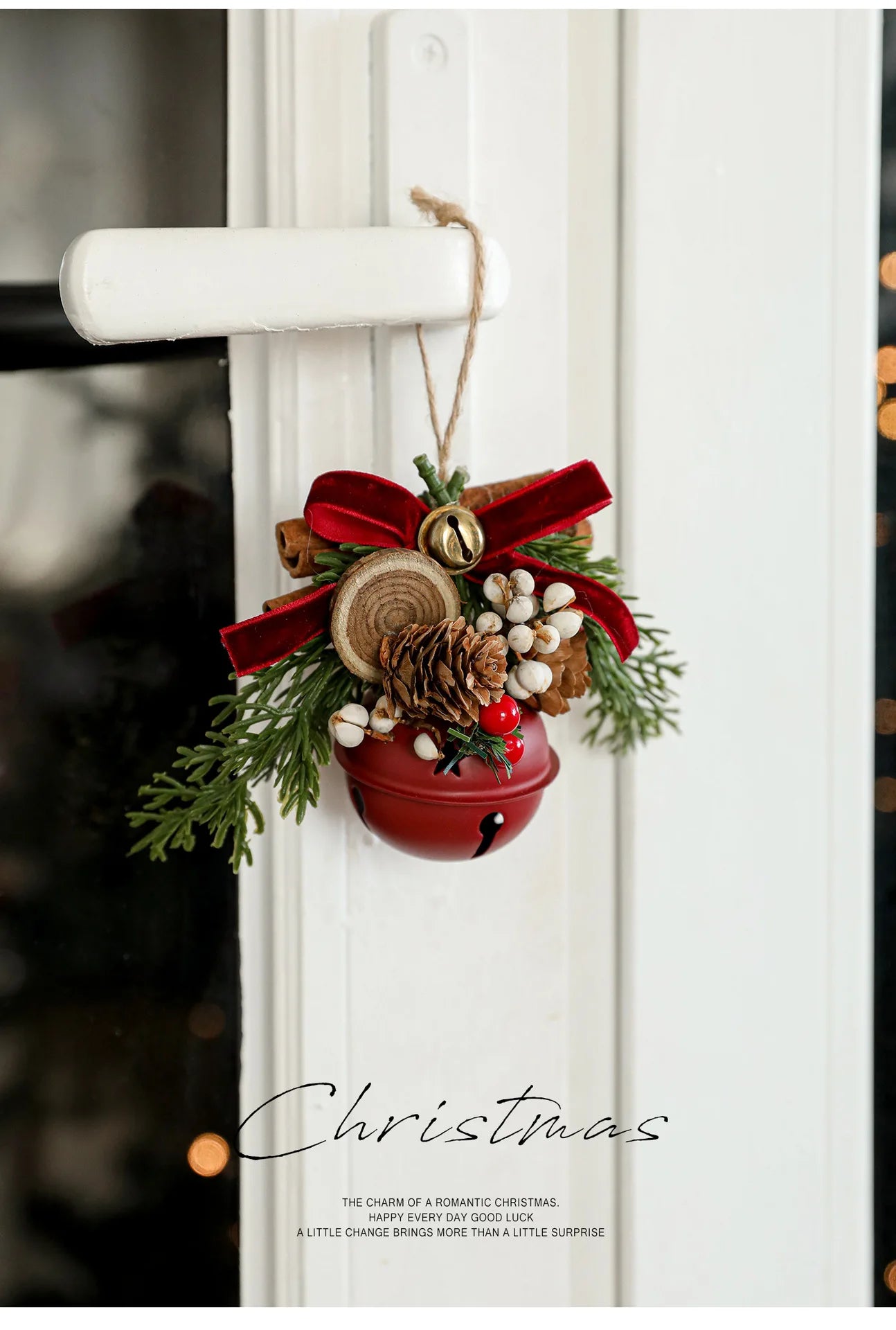 Campanelli di Natale, corna, fiocchi, pigne, albero di Natale.