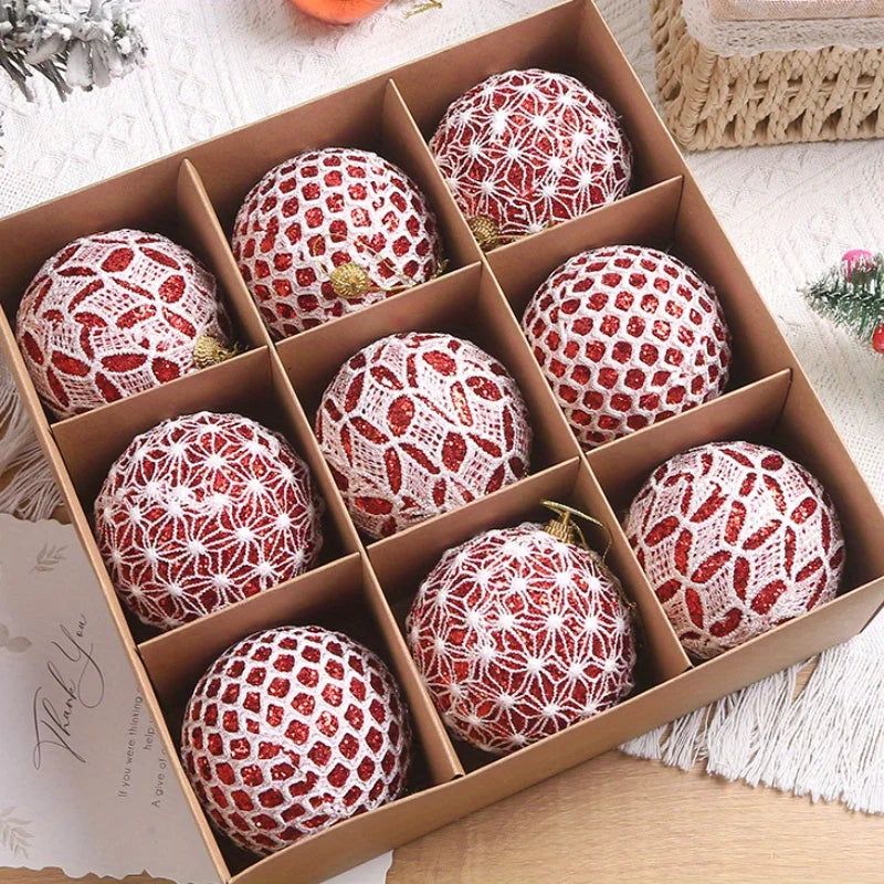 Scatola regalo con palline di Natale colorate.