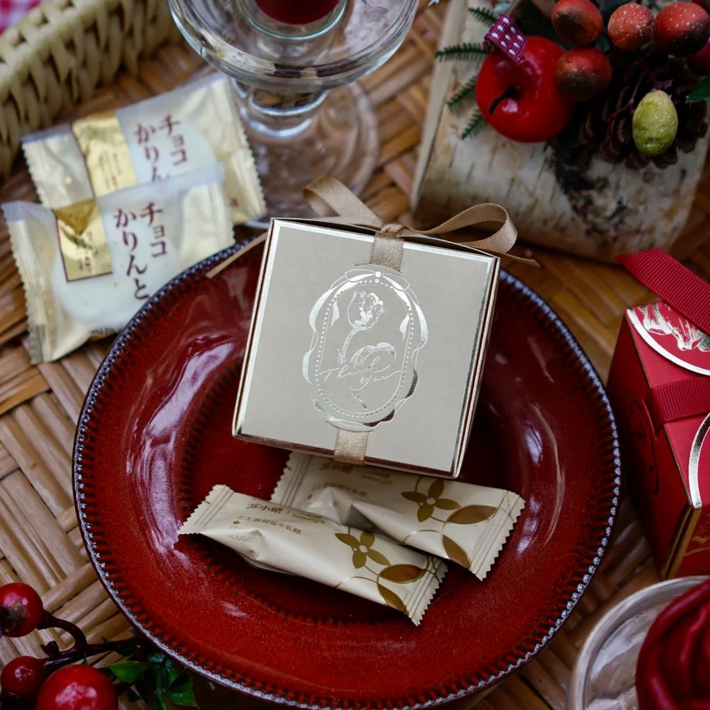 Scatole regalo in cartone con fiori di tulipani e caramelle.