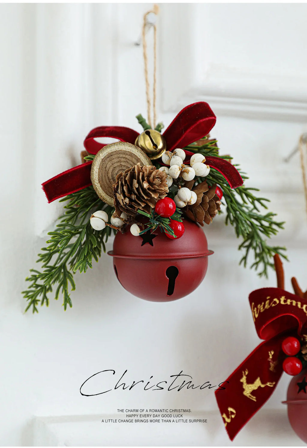 Campanelli di Natale, corna, fiocchi, pigne, albero di Natale.