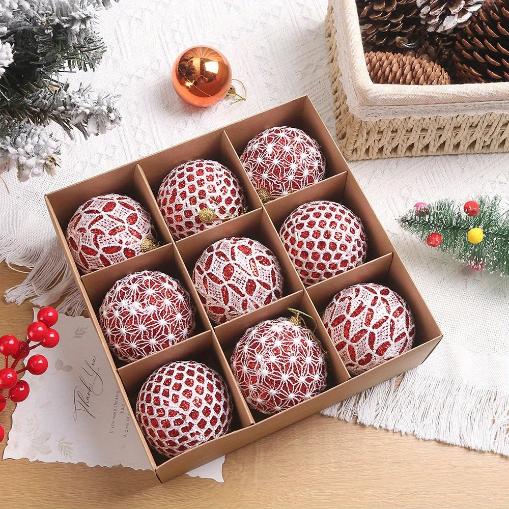 Scatola regalo con palline di Natale colorate.