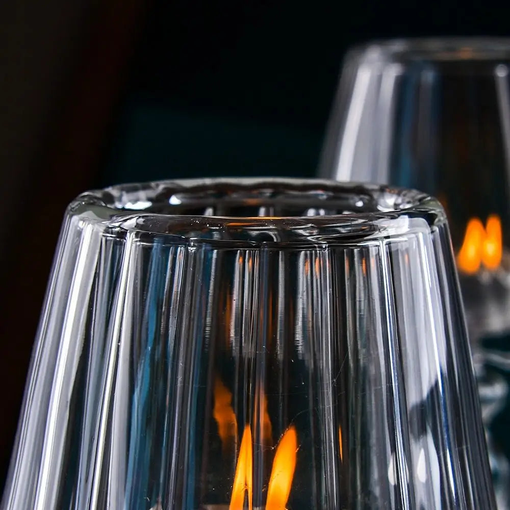 Candeliere in vetro con base alta a righe, creativo e delicato.