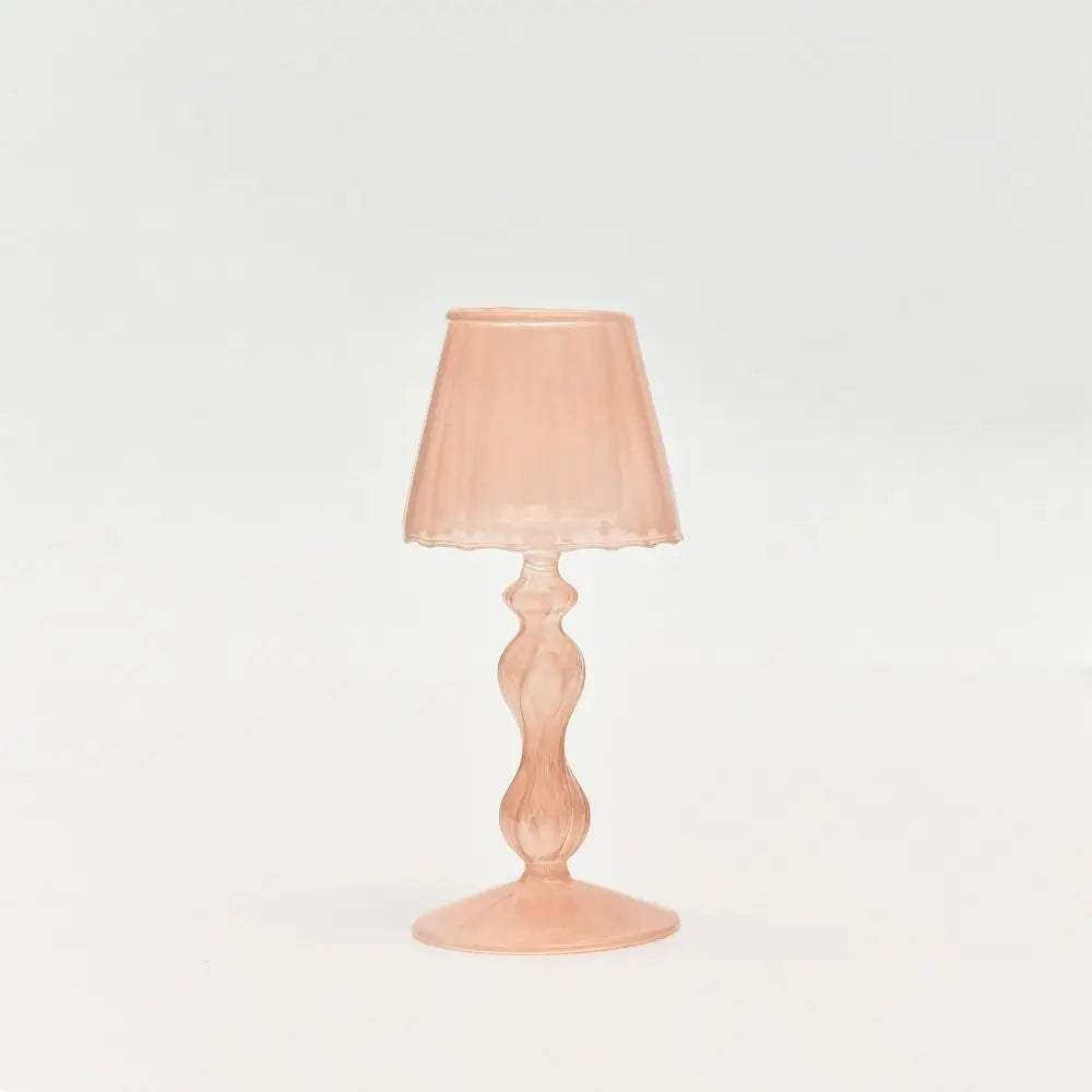 Candeliere in vetro con base alta a righe, creativo e delicato.