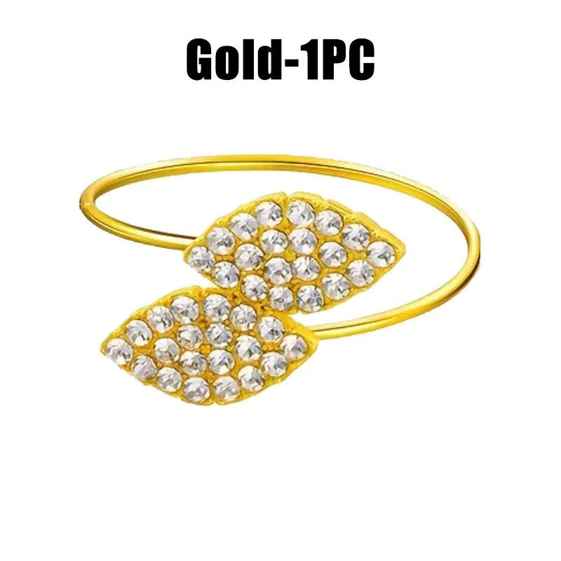 Serviettenringe mit Blättern, elegante Tischdekoration aus Blattgold und Splittern.