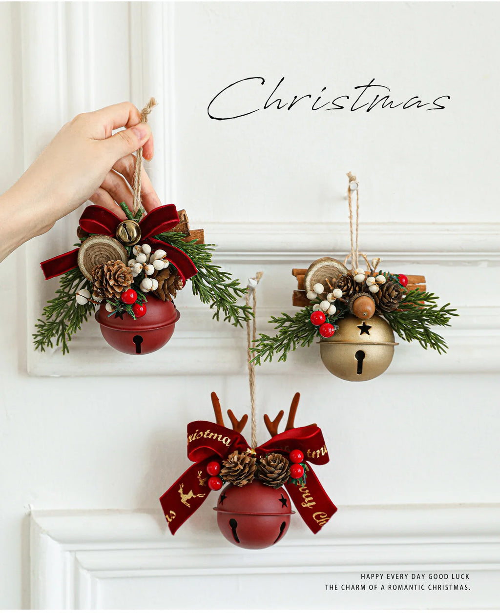 Campanelli di Natale, corna, fiocchi, pigne, albero di Natale.