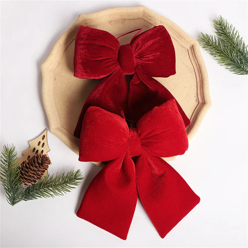 Decorazione natalizia in velluto rosso per l'albero.