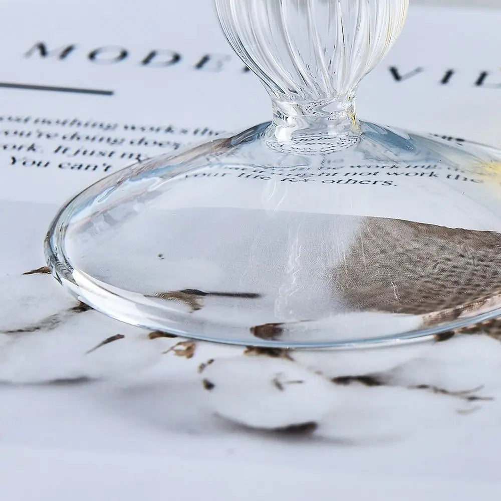 Candeliere in vetro con base alta a righe, creativo e delicato.