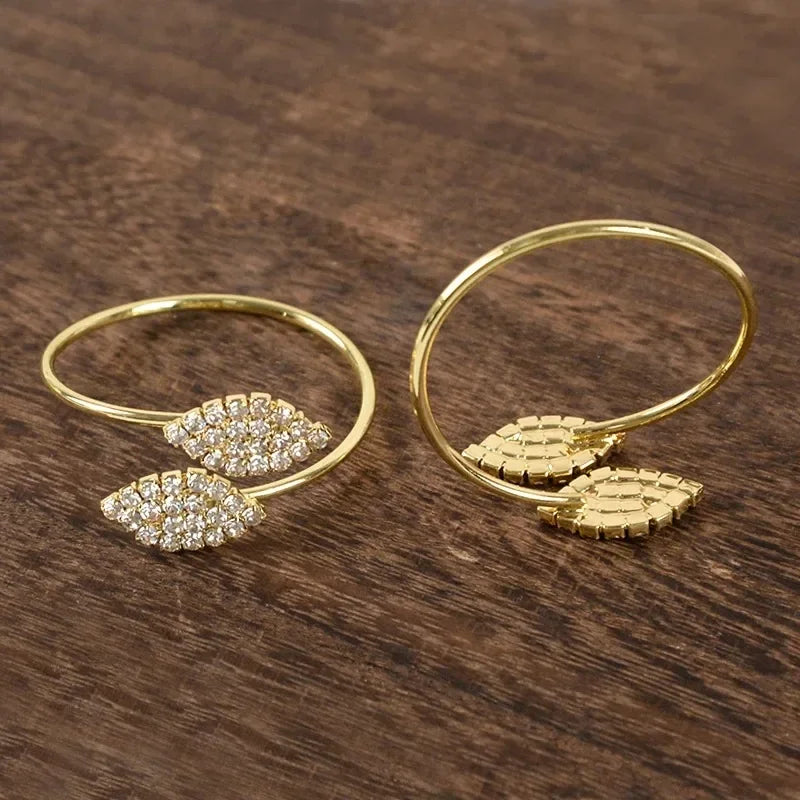 Serviettenringe mit Blättern, elegante Tischdekoration aus Blattgold und Splittern.