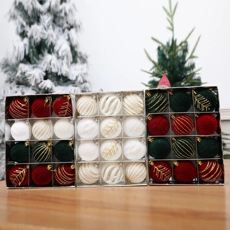 Decorazioni natalizie con palline rosso vino e albero di Natale bianco e verde scuro.