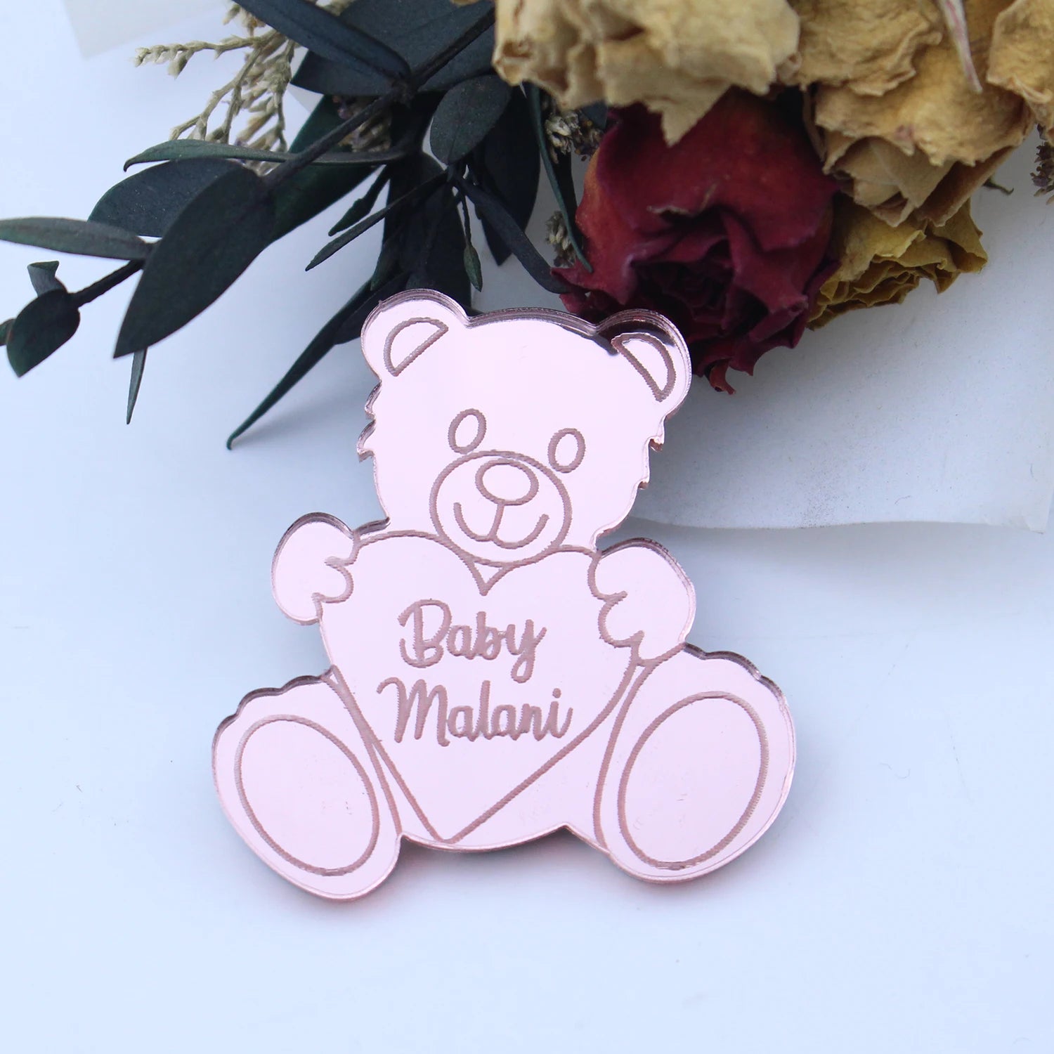 Personalisierte, gravierte Teddybär-Anhänger in Gold.