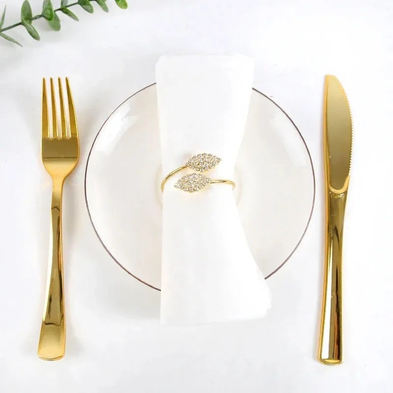 Serviettenringe mit Blättern, elegante Tischdekoration aus Blattgold und Splittern.
