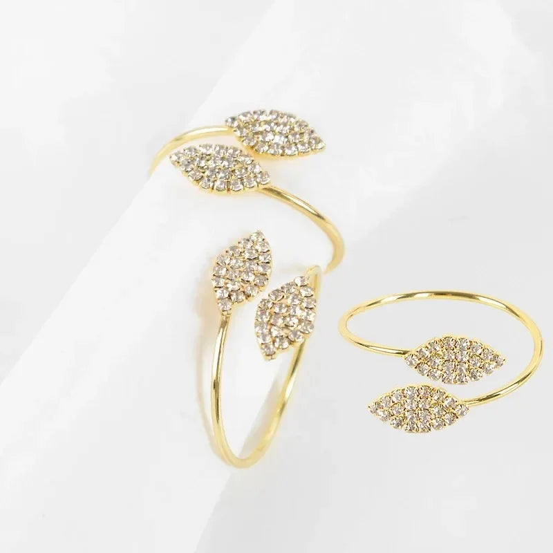 Serviettenringe mit Blättern, elegante Tischdekoration aus Blattgold und Splittern.