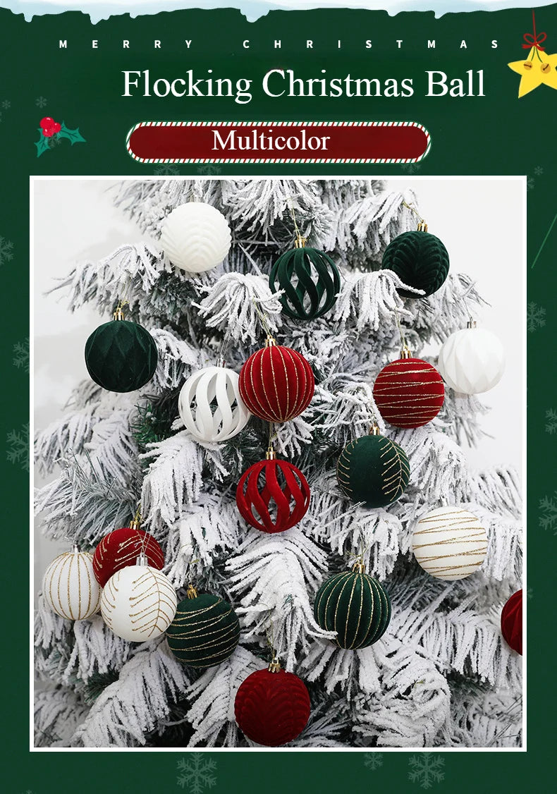 Decorazioni natalizie con palline rosso vino e albero di Natale bianco e verde scuro.