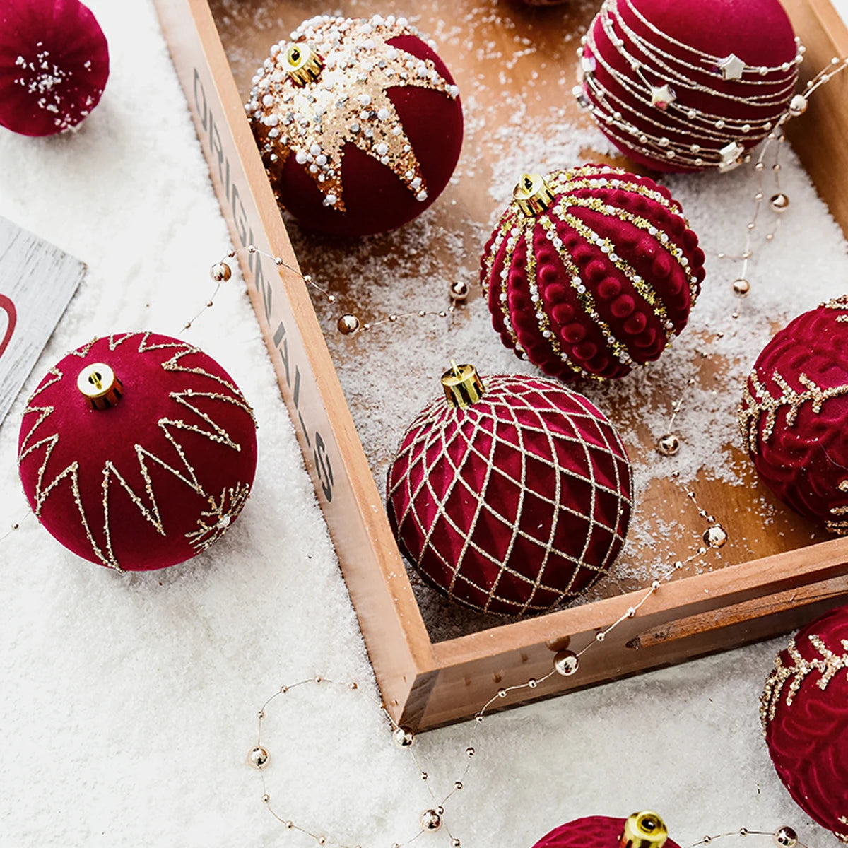 Decorazioni per l'albero di Natale con palline dipinte di rosso.