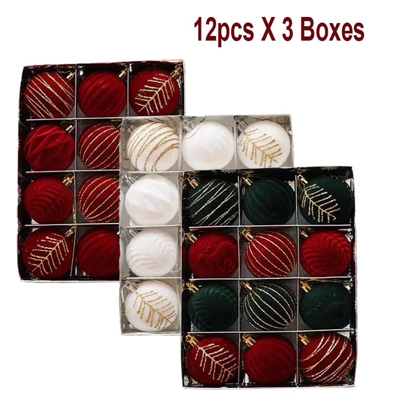 Decorazioni natalizie con palline rosso vino e albero di Natale bianco e verde scuro.
