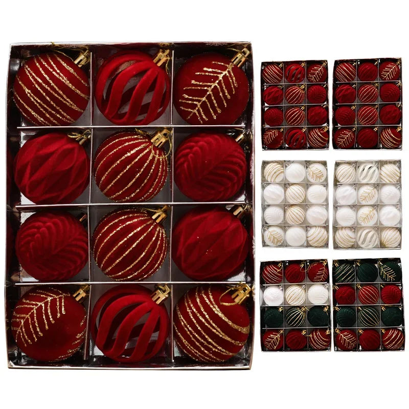 Decorazioni natalizie con palline rosso vino e albero di Natale bianco e verde scuro.