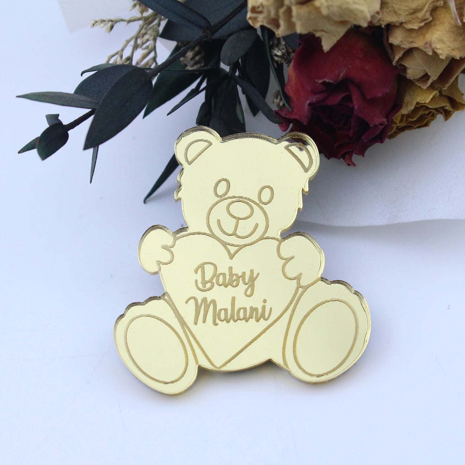 Personalisierte, gravierte Teddybär-Anhänger in Gold.