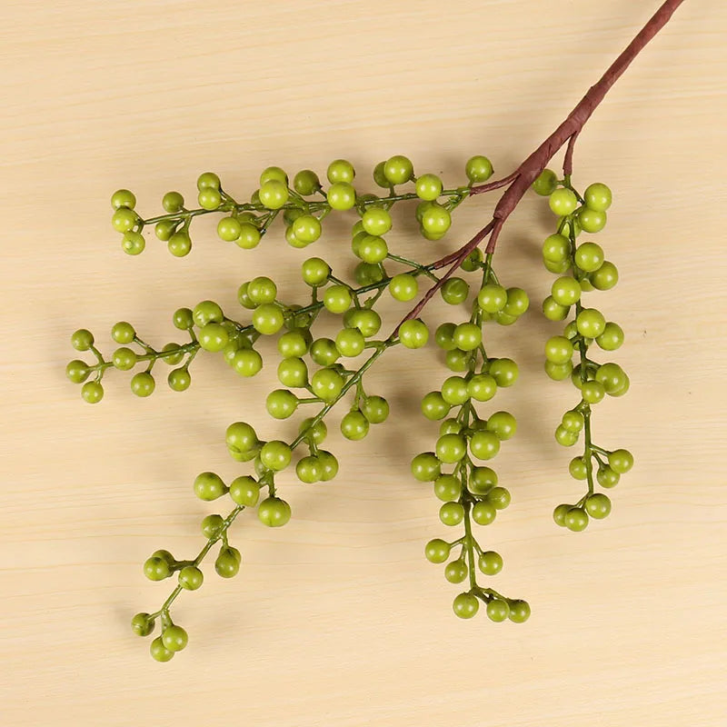 Ghirlanda natalizia con 5 rami di fiori artificiali e bacche rosse.